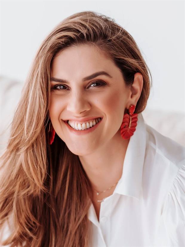 Dra. Gislaine Paes Rocha, advogada OAB/PR 41.256