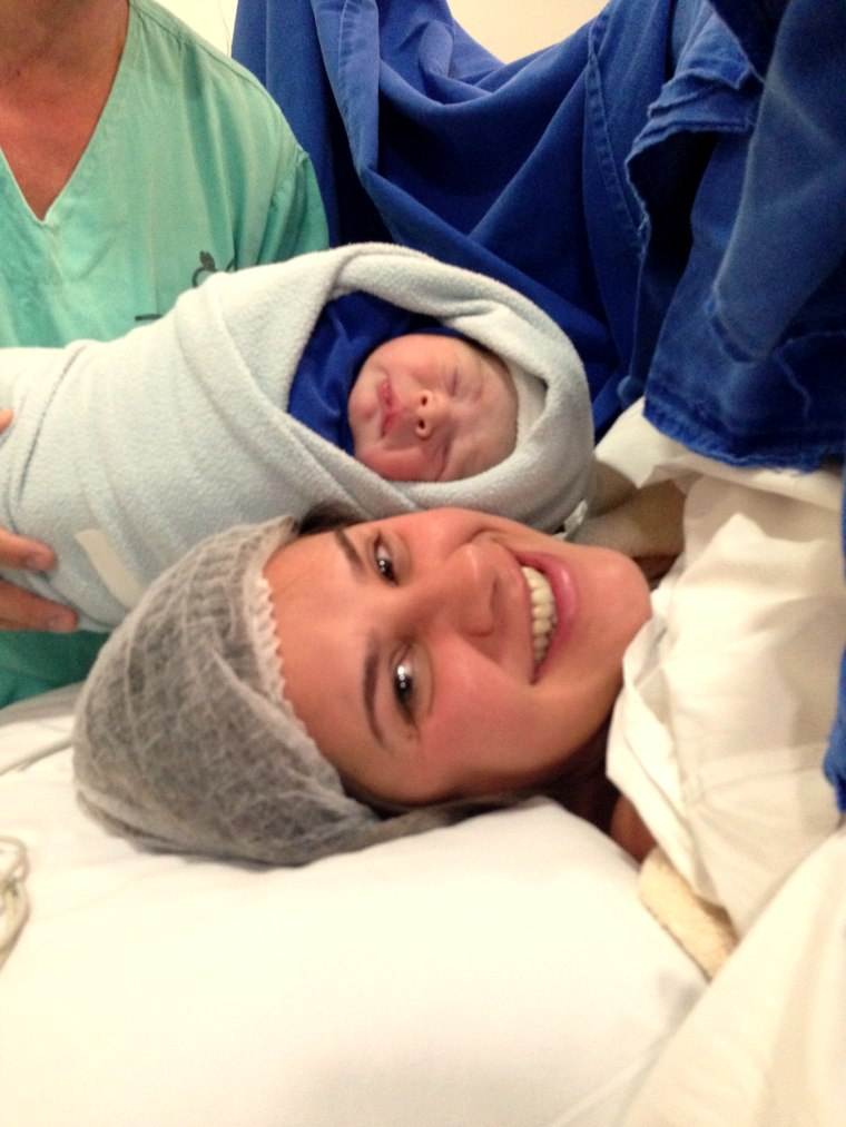 Dra. Gislaine Paes Rocha com o filho Daniel recém-nascido na maternidade
